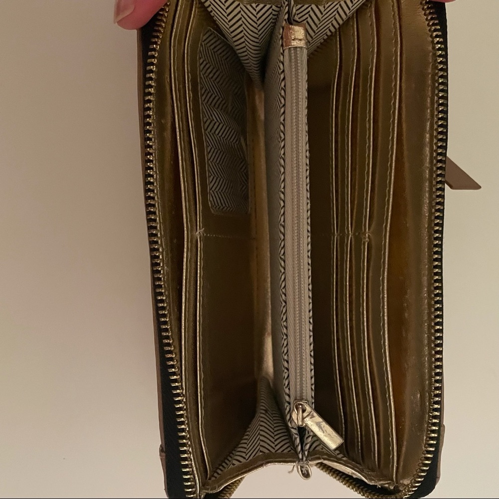 ❌SOLD❌ EUC Beautiful Steve Madden Large Fall Tan Beige & Gold Logo Zipper Wallet - Picture 5 of 14
